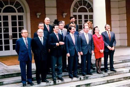 7/05/1996. 22 Sixth Legislature (2). Cabinet from May 1996 to January 1999. Group photo.